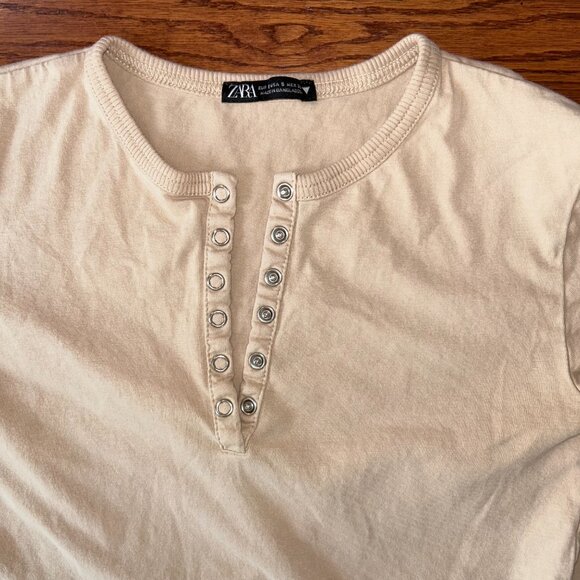 Zara Short Sleeve V-Neck Snap Front Beige Tee T-Shirt Cropped Size Small - Picture 3 of 6